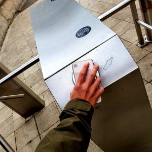 Vstup přes turnikety Vstup přes turnikety